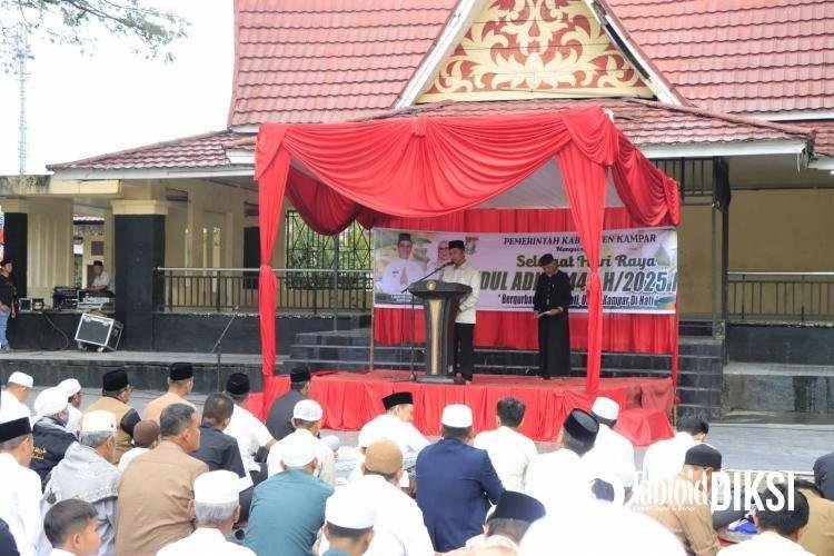 Bupati Kampar Tunaikan Shalat Idul Adha 1446 H Bersama Masyarakat di Bangkinang Kota