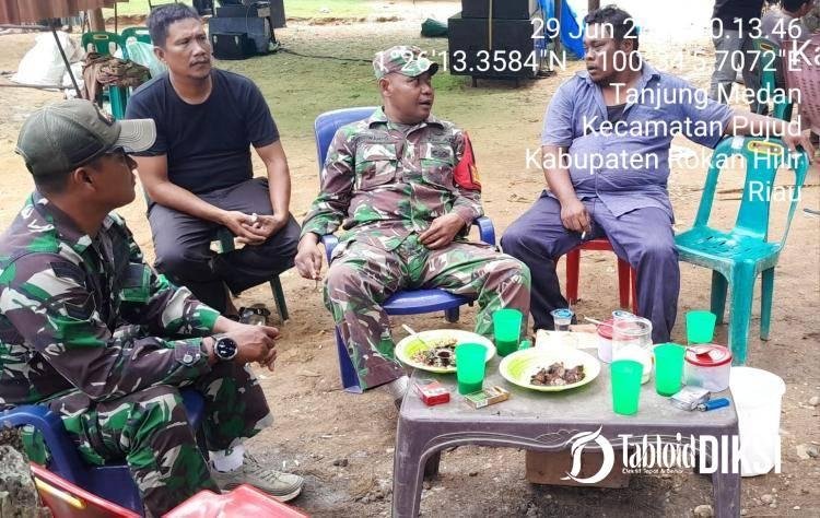 Komsos Diwilayah Desa Binaan, Babinsa Koramil 06/TM Kodim 0321/Rohil Ajak Masyarakat Bangun Kebersamaan