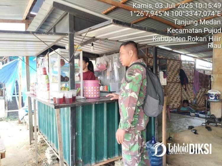 Bentuk Dari Dukungan Kepada Pelaku Usaha, Babinsa Koramil 06/TM Kodim 0321/Rohil Pendamping Penjual makanan