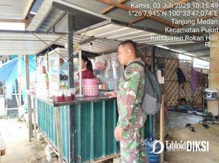Bentuk Dari Dukungan Kepada Pelaku Usaha, Babinsa Koramil 06/TM Kodim 0321/Rohil Pendamping Penjual makanan