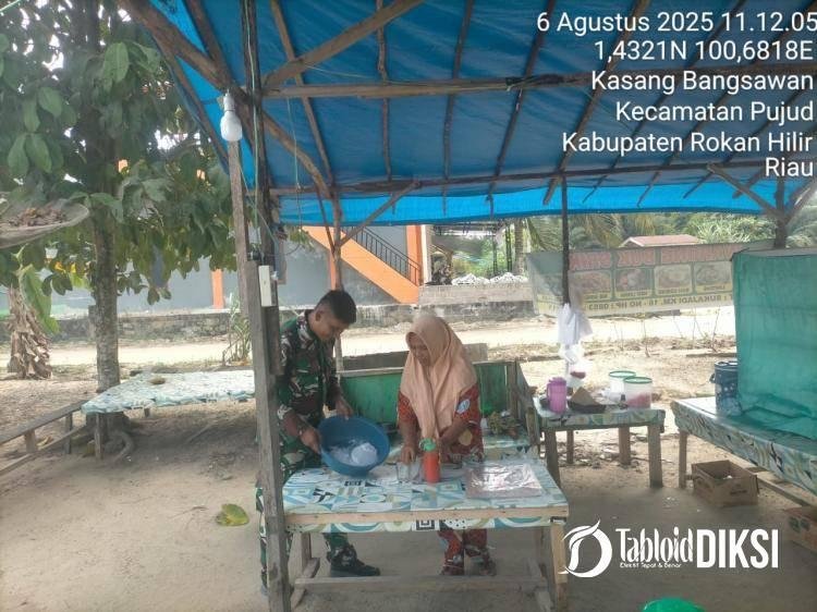 Berikan Pendampingan Kepada Pelaku UMKM, Babinsa Koramil 0321-06/TM Rohil Datangi Warga Yang Jual Sarapan Pagi