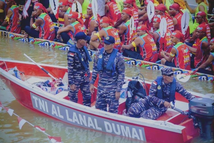 Ikut Serta Lakukan Pengamanan Festival Pacu Jalur Tepian Narosa, Lanal Dumai Terjun Langsung ke Sungai Kuantan