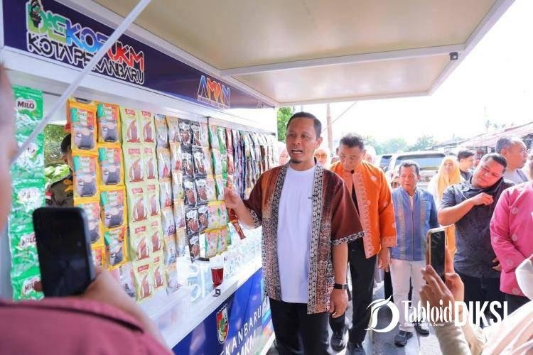 Wali Kota Pekanbaru Serahkan Bantuan Gerobak untuk UMKM di Tepi Sungai Siak