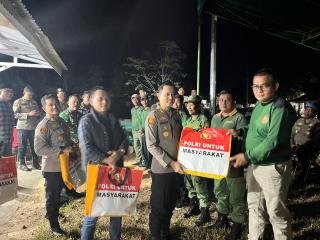 Kunjungan Perdana ke Desa Logas, Kapolres Kuansing Tinjau Pos Kamling, Tanam Pohon, dan Dialog dengan Tokoh Adat