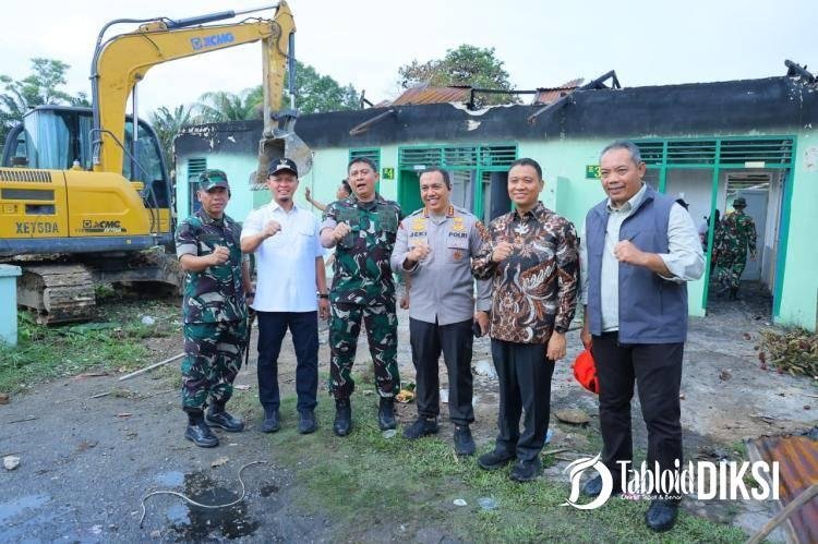 Wali Kota Pekanbaru Turun Langsung Gotong Royong Bersihkan Puing Kebakaran Asrama Pancasila
