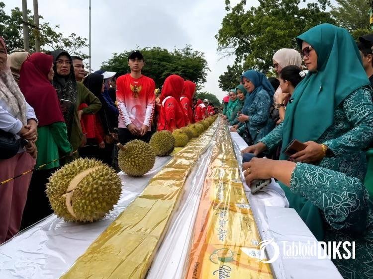 Ukir Rekor Dunia, Festival Kue Talam Ketan Durian Satu Kilometer Ciptakan  Kebersamaan