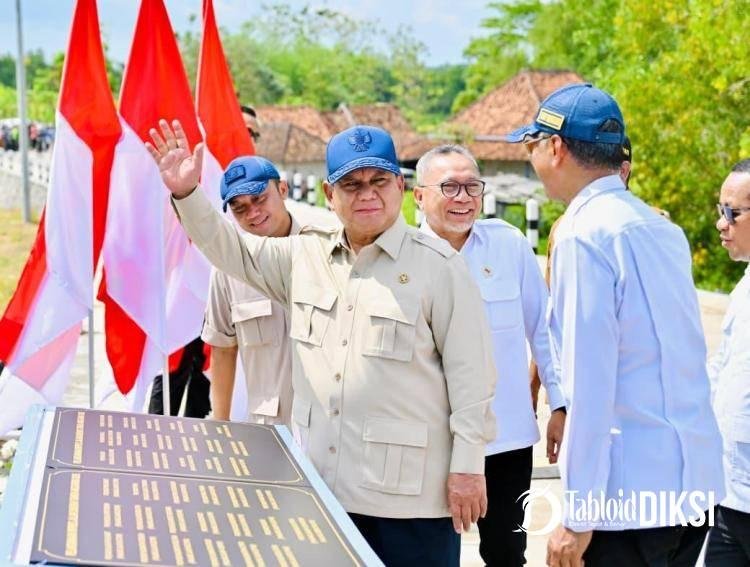 Jalan Rusak Bertahun-Tahun Akhirnya Mulus, Warga Larlar Sambut Peresmian Prabowo dengan Haru