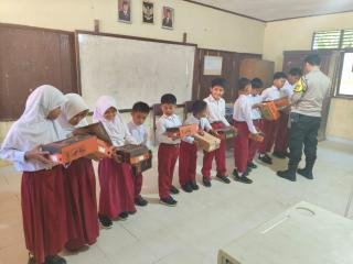 Kapolres Kuansing Berikan Bantuan Sepatu Sekolah untuk Siswa Kurang Mampu di Kuantan Hilir