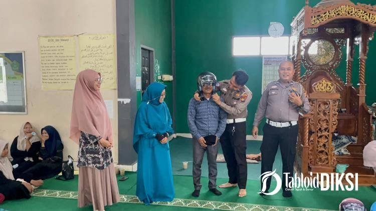 Satlantas Polres Kampar Sosialisasi Lalu Lintas Ke Sekolah – Serahkan 3 buah Helm
