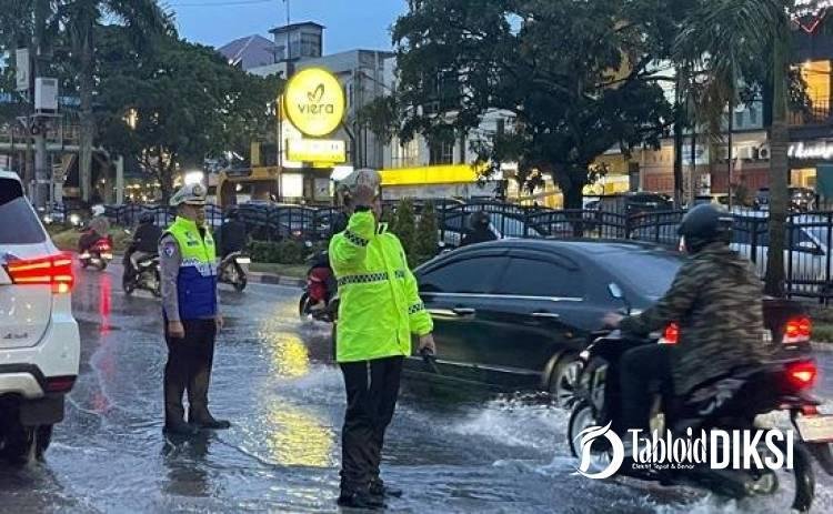 Hujan Ekstrem Lumpuhkan Pekanbaru, Dirlantas Polda Riau Turun Tangan Urai Macet dan Selamatkan Pengendara