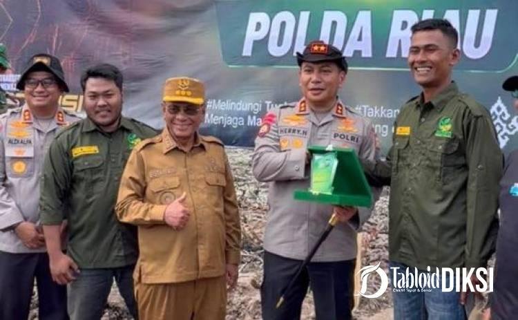 Aksi Nyata Jaga Mangrove, Kapolda Riau Terima Penghargaan dari Yayasan Generasi Hijau