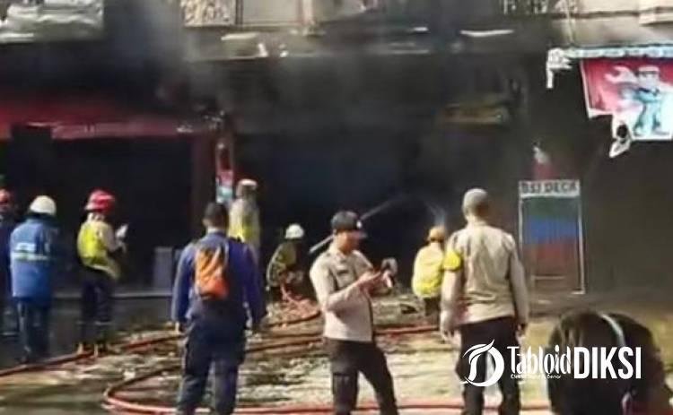 Diduga Korsleting Listrik, Dua Ruko Tiga Lantai Hangus Terbakar, Polsek Payung Sekaki Bergerak Cepat