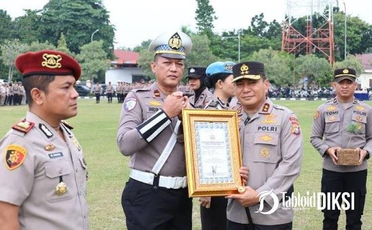 8 Personel Ditlantas Polda Riau Berprestasi Diganjar Penghargaan Kapolda Riau