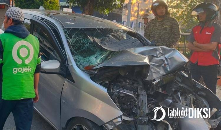Toyota Calya Ringsek Hantam Pohon di Sudirman Pekanbaru