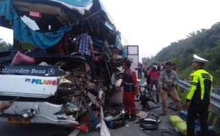 Diduga Sopir Microsleep, Bus Pelangi Hantam Truk di Tol Pekanbaru-Dumai