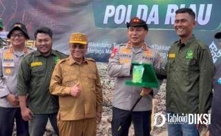 Aksi Nyata Jaga Mangrove, Kapolda Riau Terima Penghargaan dari Yayasan Generasi Hijau