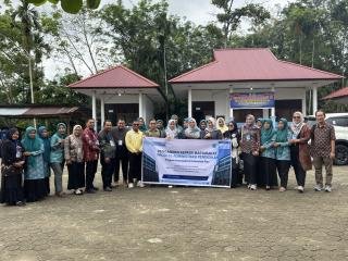 Pascasarjana Administrasi Pendidikan UNRI Dorong Pemberdayaan Masyarakat melalui Olahan Dimsum Ikan Patin