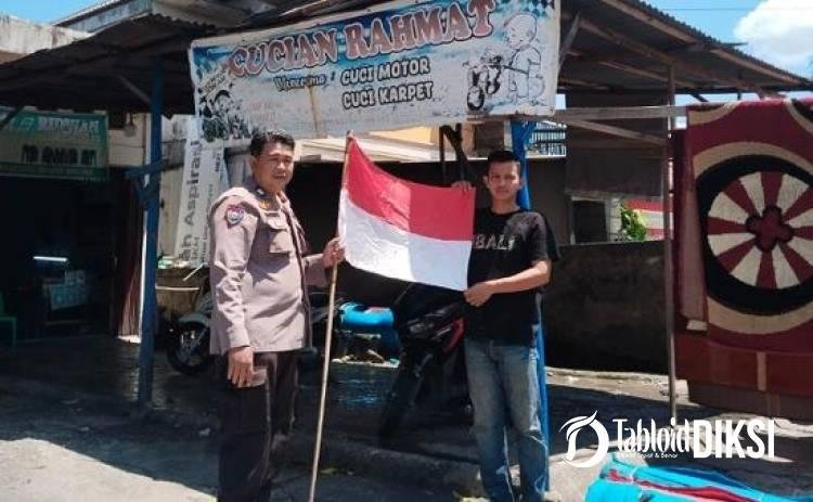 Sambut HUT RI ke-81, Polisi Bagikan Bendera Merah Putih untuk Kobarkan Nasionalisme Warga Bukitraya