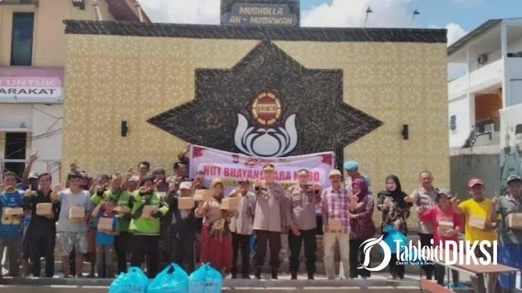 Wartawan Kumandangkan Azan di Mushalla Polsek Binawidya Dapat Hadiah dari Kapolsek