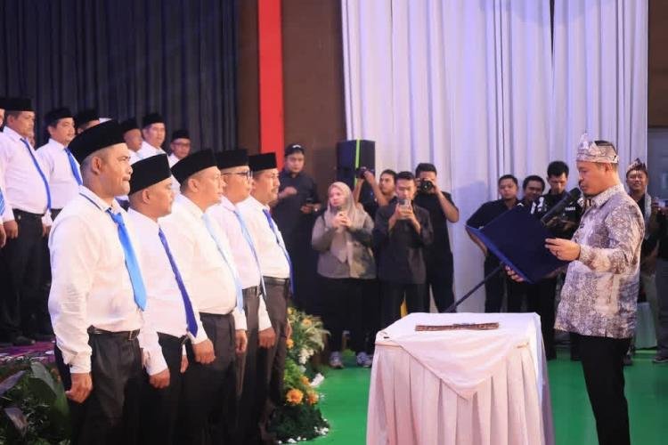  17 Ketua RW dan 66 Ketua RT di Kulim Dikukuhkan, Camat: Layani Warga dengan Sepenuh Hati