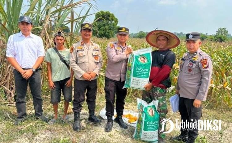 Dukung Swasembada Pangan 2026, Polsek Tambang Serahkan Pupuk ke Petani