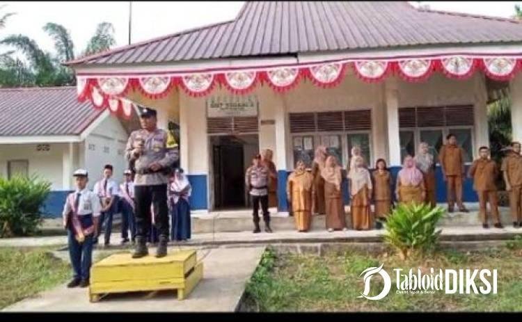 Bhabinkamtibmas Jadi Pembina Upacara di SMPN 2 Batu Hampar, Siswa Diingatkan Disiplin dan Sopan Santun