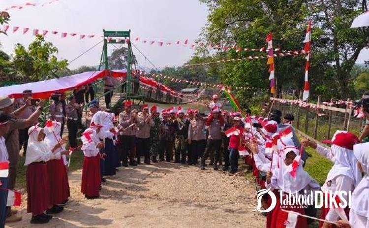 Tak Kenal Medan Sulit, Polda Riau Bawa 81 Meter Merah Putih hingga Pelosok Kampar