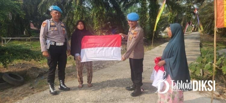 Jelang HUT RI, Sipropam Polres Pelalawan Turun ke Kampung Bagikan Bendera