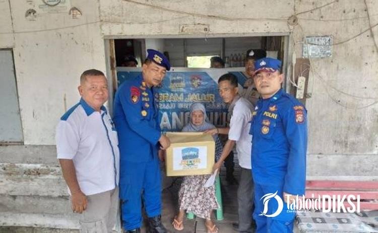 Polairud Bengkalis Sambangi Warga Pesisir Muntai, 10 Keluarga Kurang Mampu Terima Bantuan