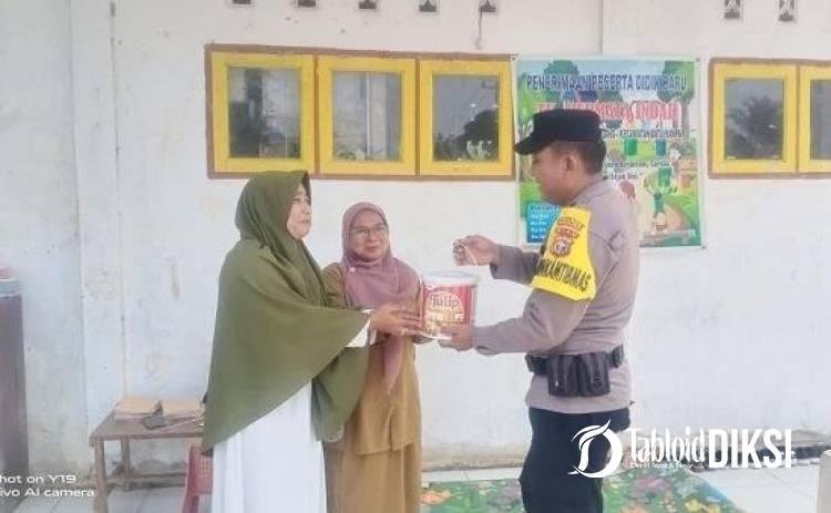 Polisi Tak Hanya Jaga Kamtibmas, Bhabinkamtibmas Batu Hampar Peduli Sekolah Anak