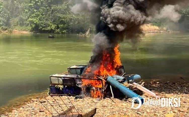 Polisi Bakar 2 Rakit PETI di Kampar, Mesin Hisap Diamankan