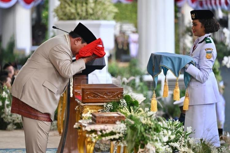 Berlangsung Hikmat, Prabowo Pimpin Penurunan Bendera HUT ke-81 RI