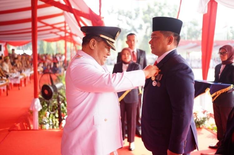 Mengabdi Tiga Dekade, Sekdaprov Riau Syahrial Abdi Terima Satyalancana