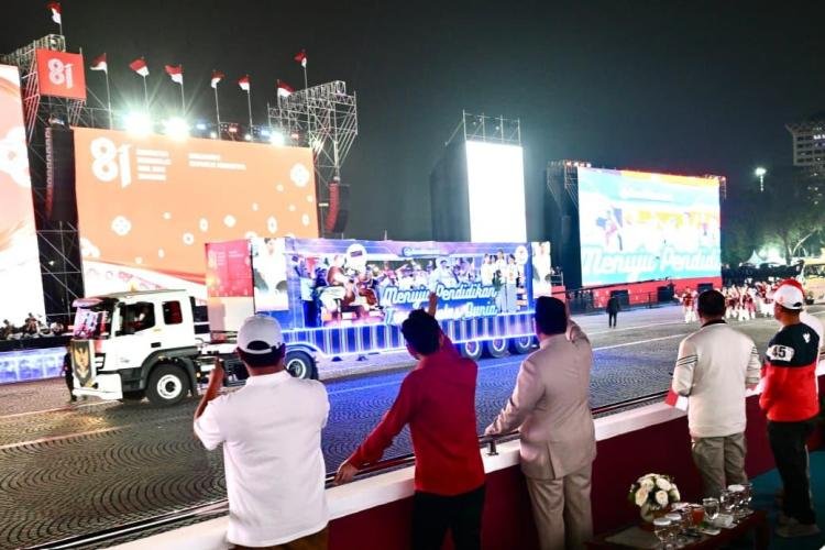 Prabowo Sapa Warga di Monas, Karnaval di HUT ke-81 RI Berlangsung Spektakuler