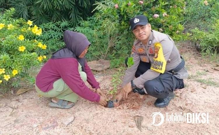 Polisi Tanam Pohon Jeruk di Bantaian Hilir, Green Policing Jadi Senjata Cegah Krisis Lingkungan