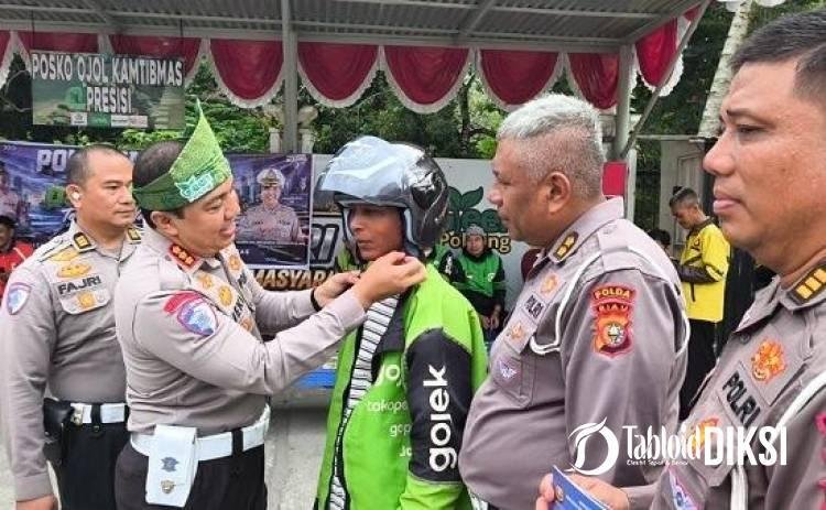 Helm SNI dan Bibit Pohon Dibagikan, Polantas Polda Riau Rangkul Ojol Pekanbaru