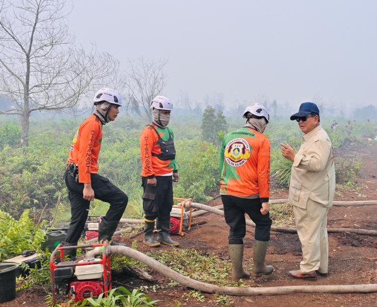 Tiba di Kalimantan, Presiden Langsung Tinjau Penanganan Karhutla di Kubu Raya