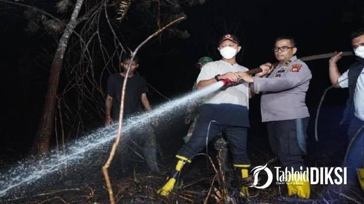 Wali Kota Pekanbaru Turun Langsung Padamkan Karhutla 5 Hektare di Tenayan Raya