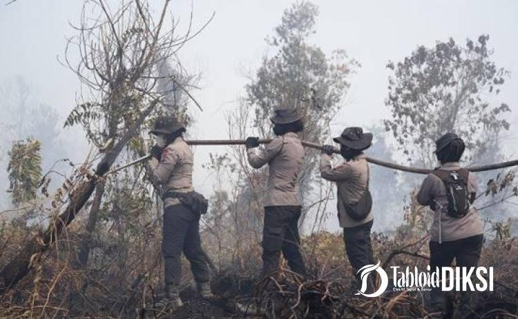 Diterpa Asap dan Panas, Polwan Brimob Polda Riau Jibaku Padamkan Karhutla di Rimbo Panjang