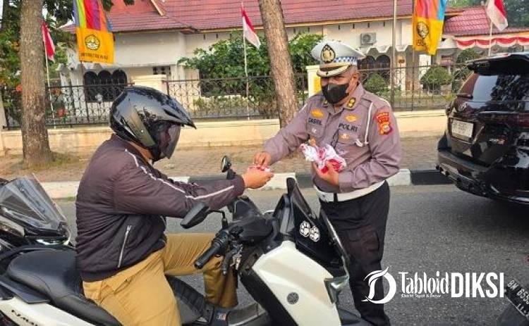 Kabut Asap Kepung Pekanbaru, Polisi Turun ke Jalan Bagikan Ribuan Masker