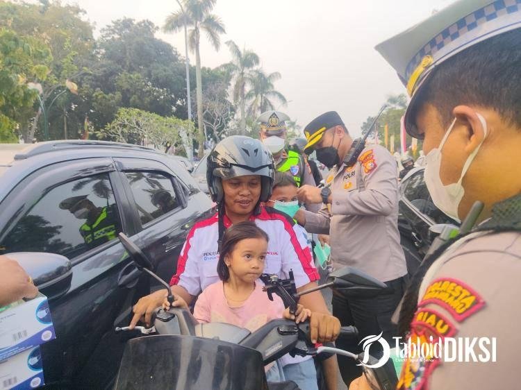 Bukan Sekadar Patroli, Kapolresta Pekanbaru Bagikan 1.700 Masker Saat Udara Diselimuti Asap