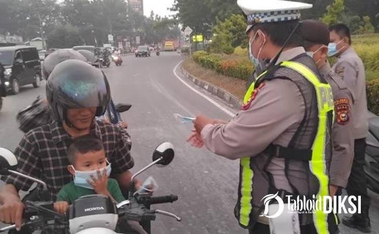 Cegah Dampak Asap, Polsek Bukit Raya Bagikan Masker di Jalanan Pekanbaru