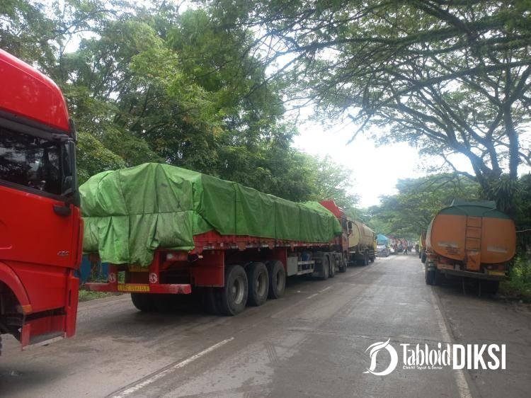 Macet Total di Simpang Bangko KM 13 Rohil, Antrean Kendaraan Capai 5 Kilometer