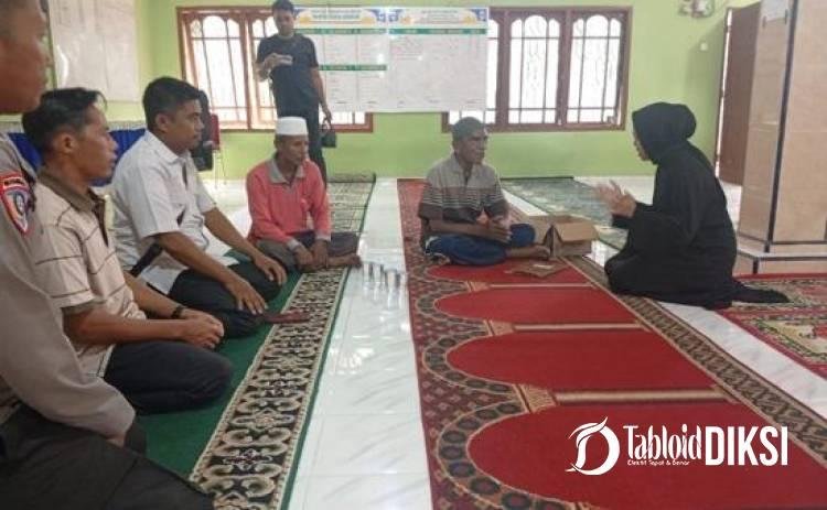 Ny. Kiky Boby Bantu Renovasi Masjid Nurul Hikmah Dusun V Torok, Minta Warga Doakan Kapolres Kampar