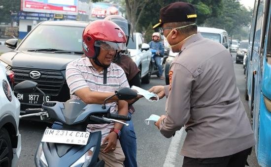 Bukan Cuma Padamkan Api, Polda Riau Lindungi Warga dari Kepungan Asap Karhutla