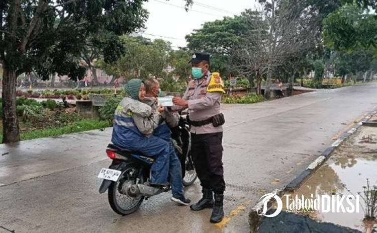 Bukan Sekadar Bagikan Masker, Polsek Batu Hampar Perkuat Peringatan Bahaya Karhutla