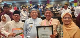 Plt Gubri Anugerahi 10 Tokoh Daerah di HUT Riau Ke-69