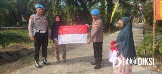 Jelang HUT RI, Sipropam Polres Pelalawan Turun ke Kampung Bagikan Bendera