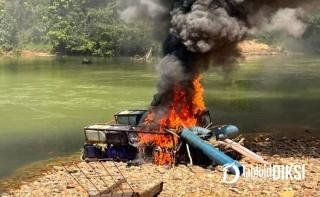 Polisi Bakar 2 Rakit PETI di Kampar, Mesin Hisap Diamankan