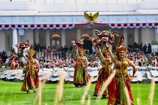 Ratusan Seniman dan Pelajar Bersatu di Istana Rayakan HUT Ke-81 RI 